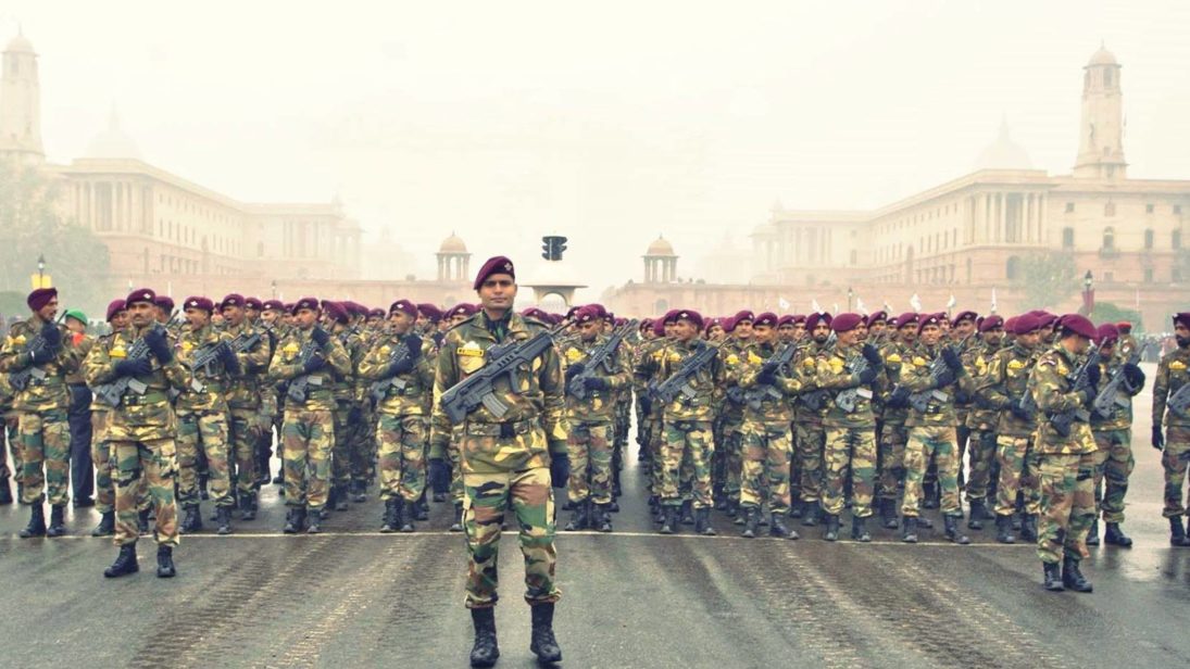 indian-paratroppers-delhi-military
