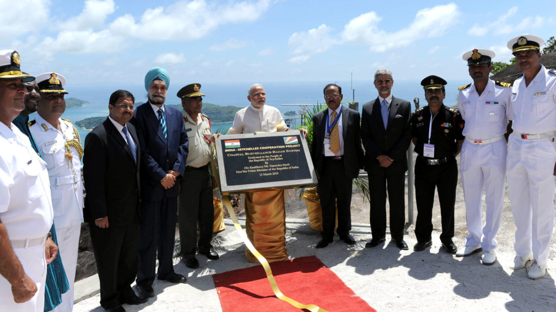 The_Prime_Minister,_Shri_Narendra_Modi_unveiling_the_plaque_and_operationalization_of_Radar_for_the_CSRS_India-Seychelles_Cooperation_Project,_in_Mahe,_Seychelles_on_March_11,_2015_(4)