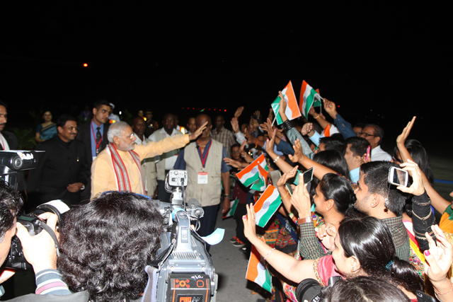 Prime_Minister_Narendra_Modi_is_warmly_greeted_at_the_airport_by_members_of_the_Indian_community_in_Seychelles_(02)