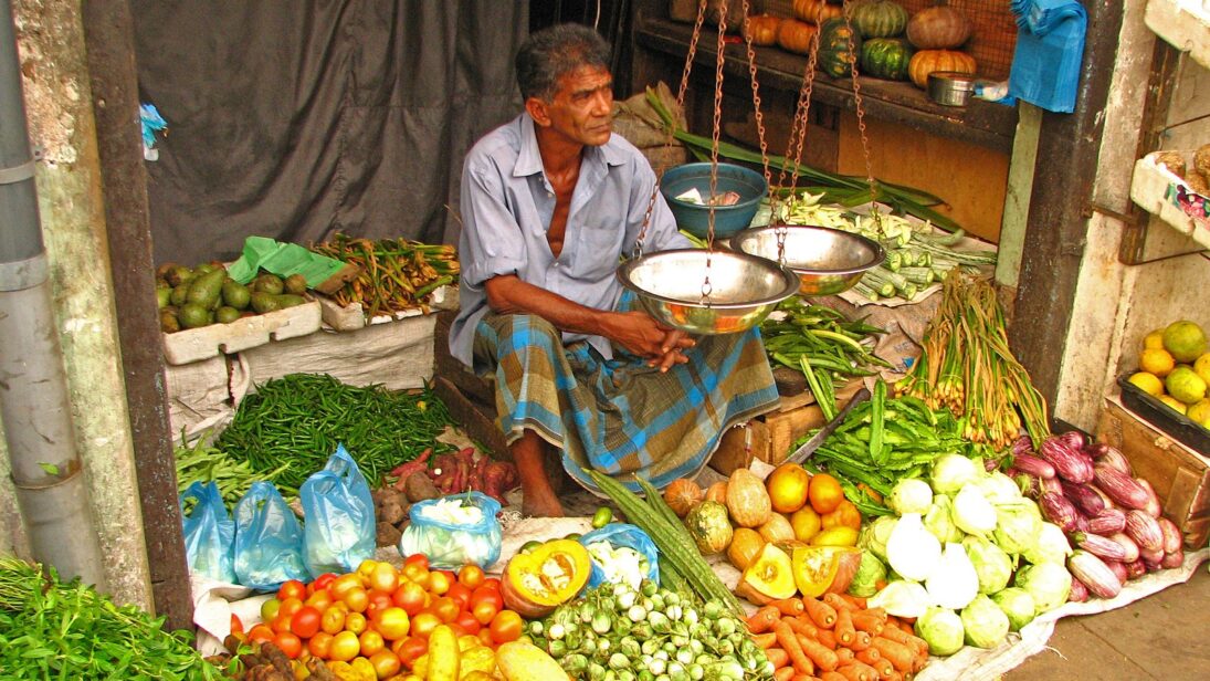 Sri_Lanka_-_078_-_Colourful_veggie_shop_in_Kandy_1685043708