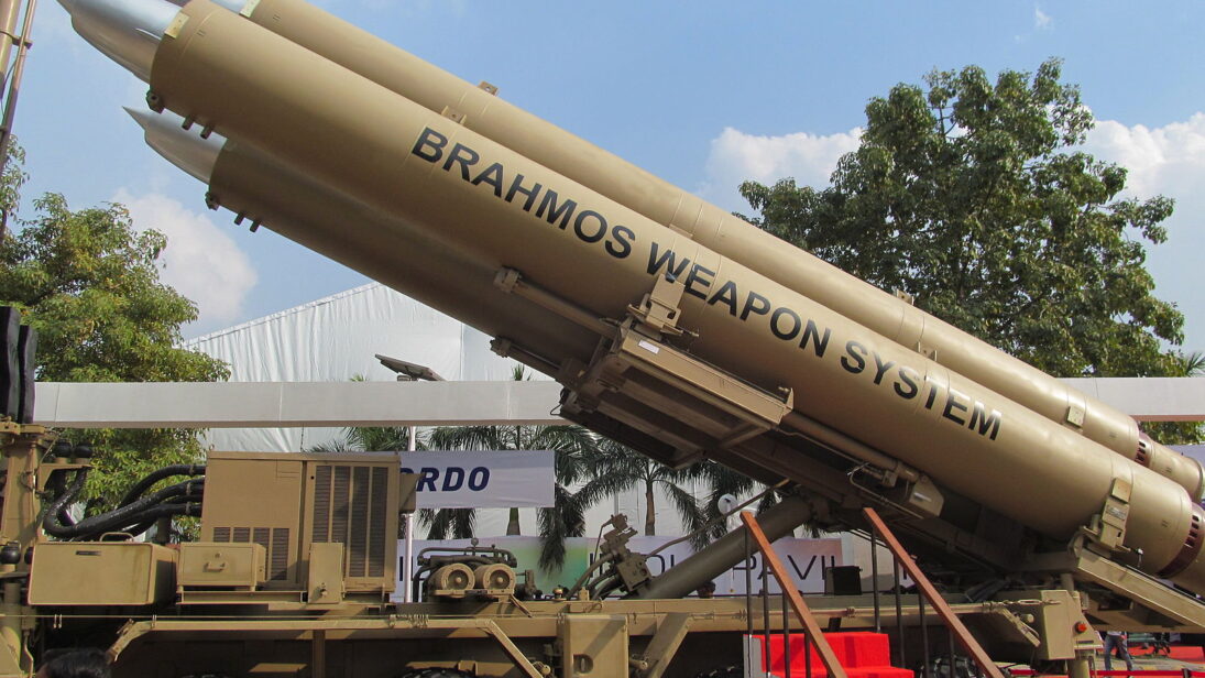 Indian_Army’s_BrahMos_Mobile_Autonomous_Launchers_(MAL)_(2)