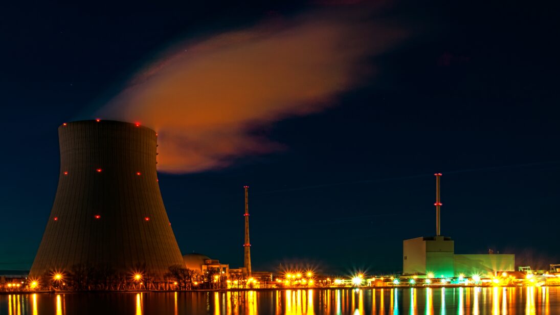 Nuclear_power_plant_Isar_at_night