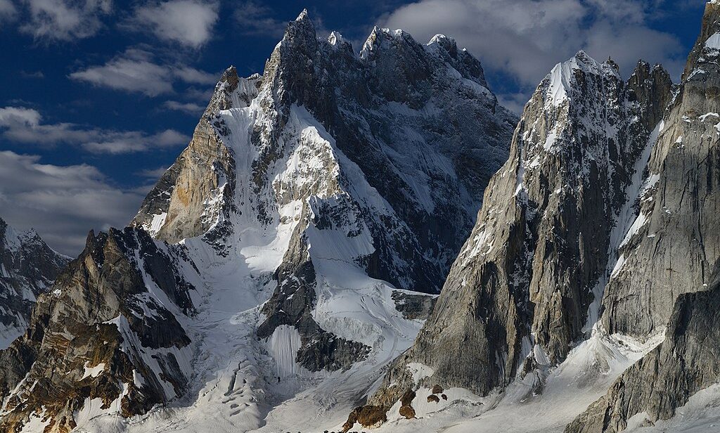 1024px-Trekkers_along_with_porters_towards_Snow_Lake,_over_Biafo_Glacier_61Km