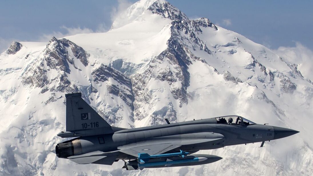Pakistan_Air_Force_JF-17_Thunder_flies_in_front_of_the_26,660_ft_high_Nanga_Parbat